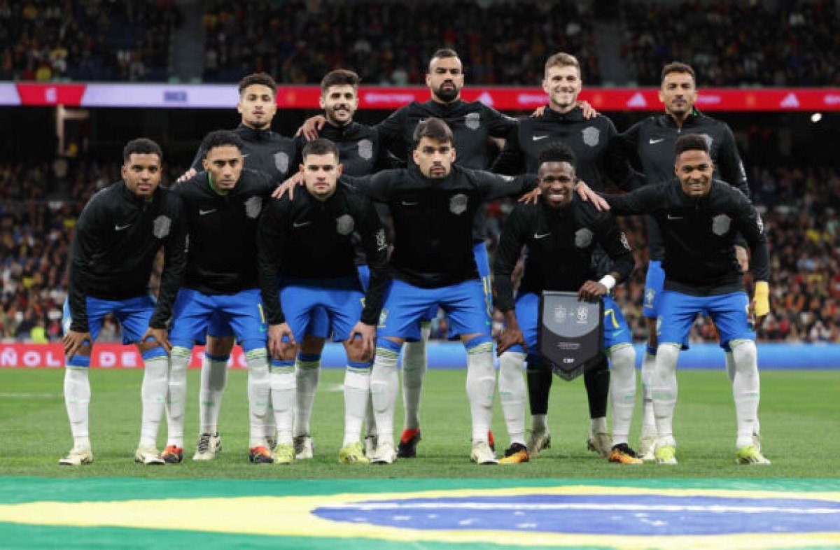 CBF doa casacos de ação contra racismo para leilão a favor da causa