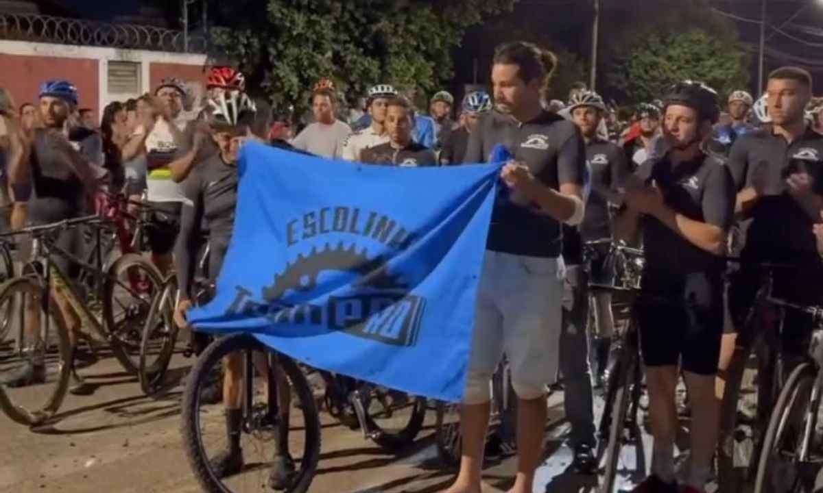 Grupo de ciclistas faz cortejo depois do velório de Thauan Maciel, ciclista atropelado na BR-040, em Paraopeba, na última terça (30/4) -  (crédito: Reprodução/Redes sociais)