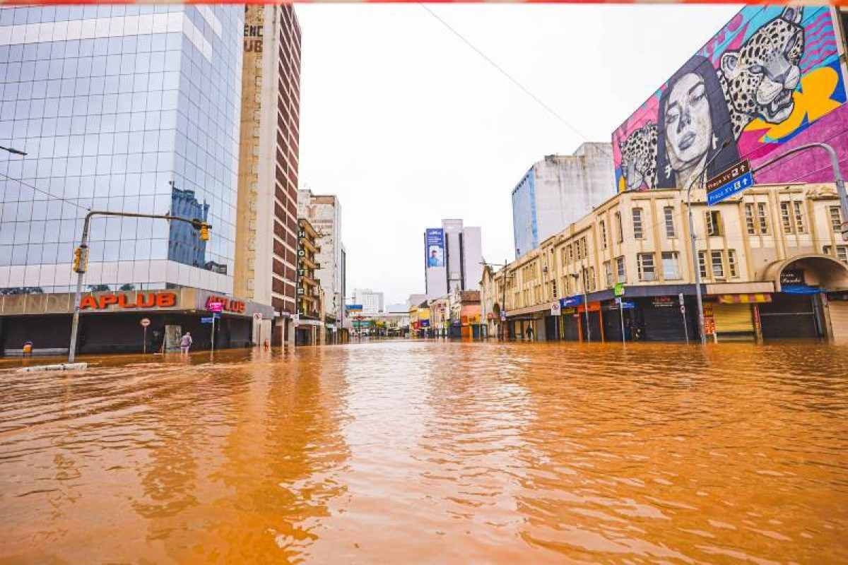 Centro de Porto Alegre fica sem luz e água durante inundação histórica