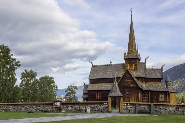 Igrejas medievais de madeira são patrimônio histórico na Noruega