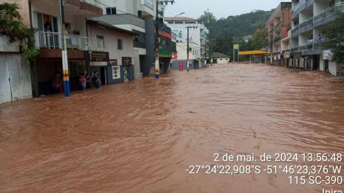 Rua alagada em Ipira (SC) -  (crédito: Prefeitura Municipal de Ipira (SC))