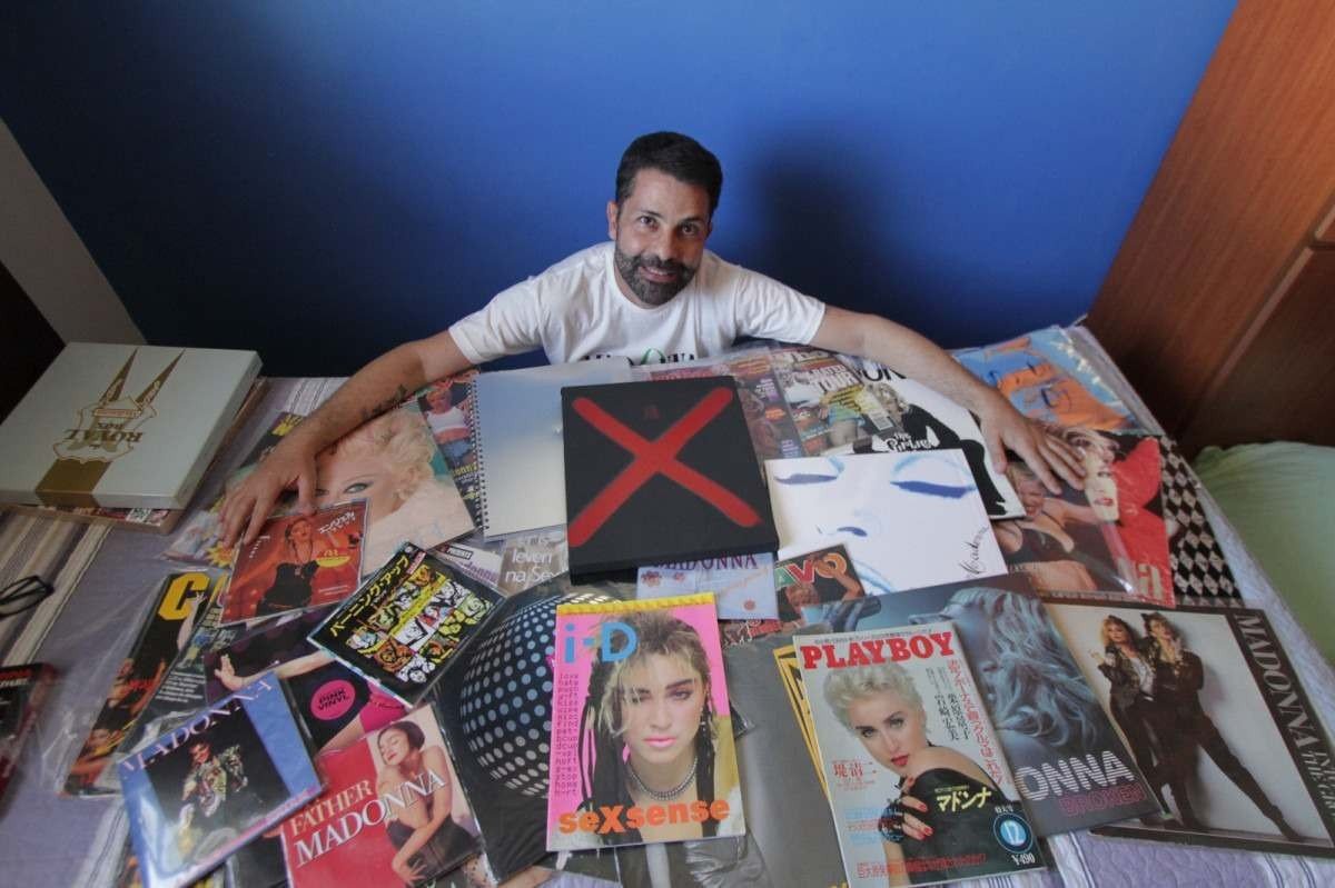 Leonardo Assumpção mostra material que coleciona de Madonna