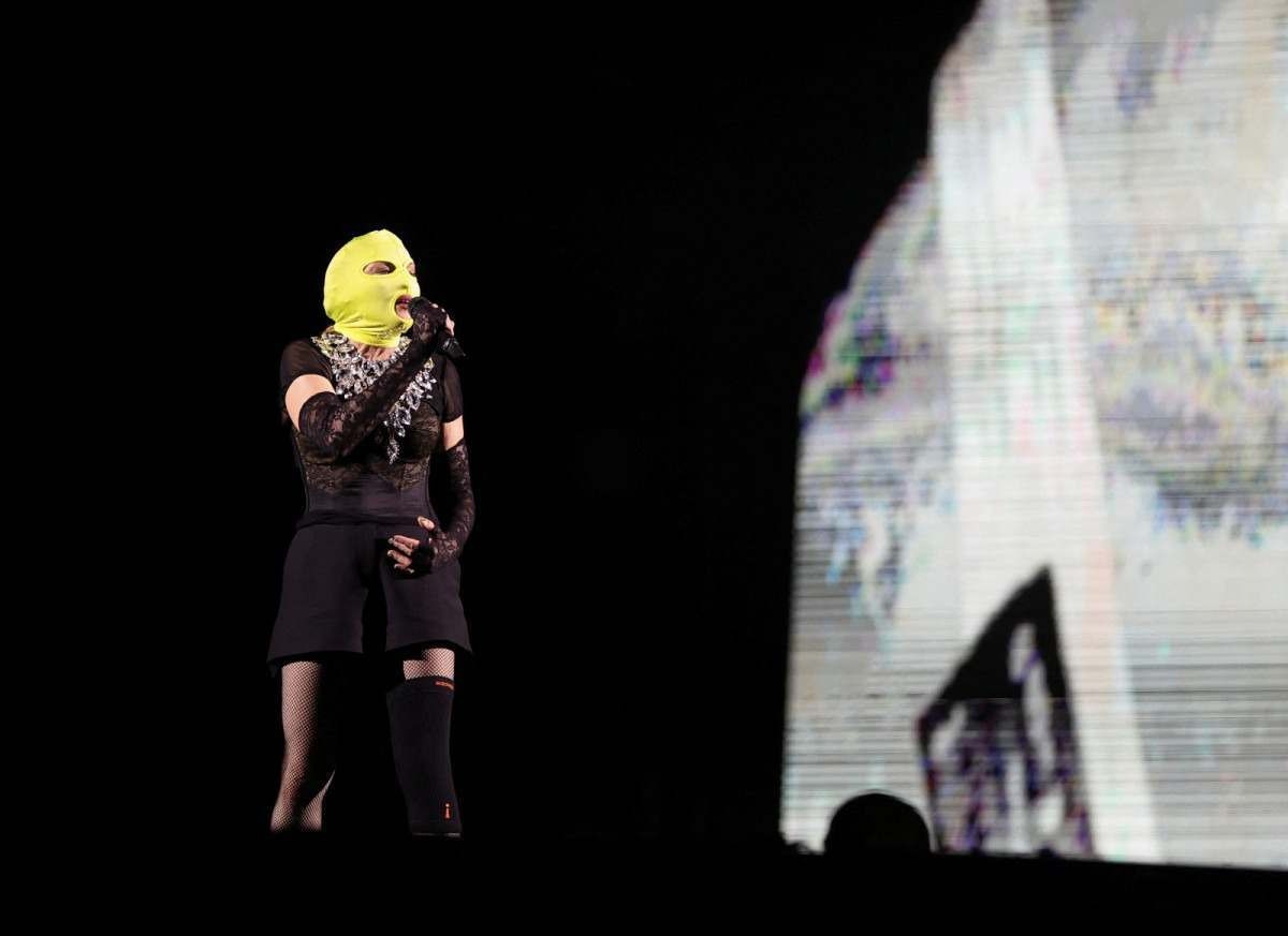 Madonna, mascarada, interage com o público durante ensaio em Copacabana