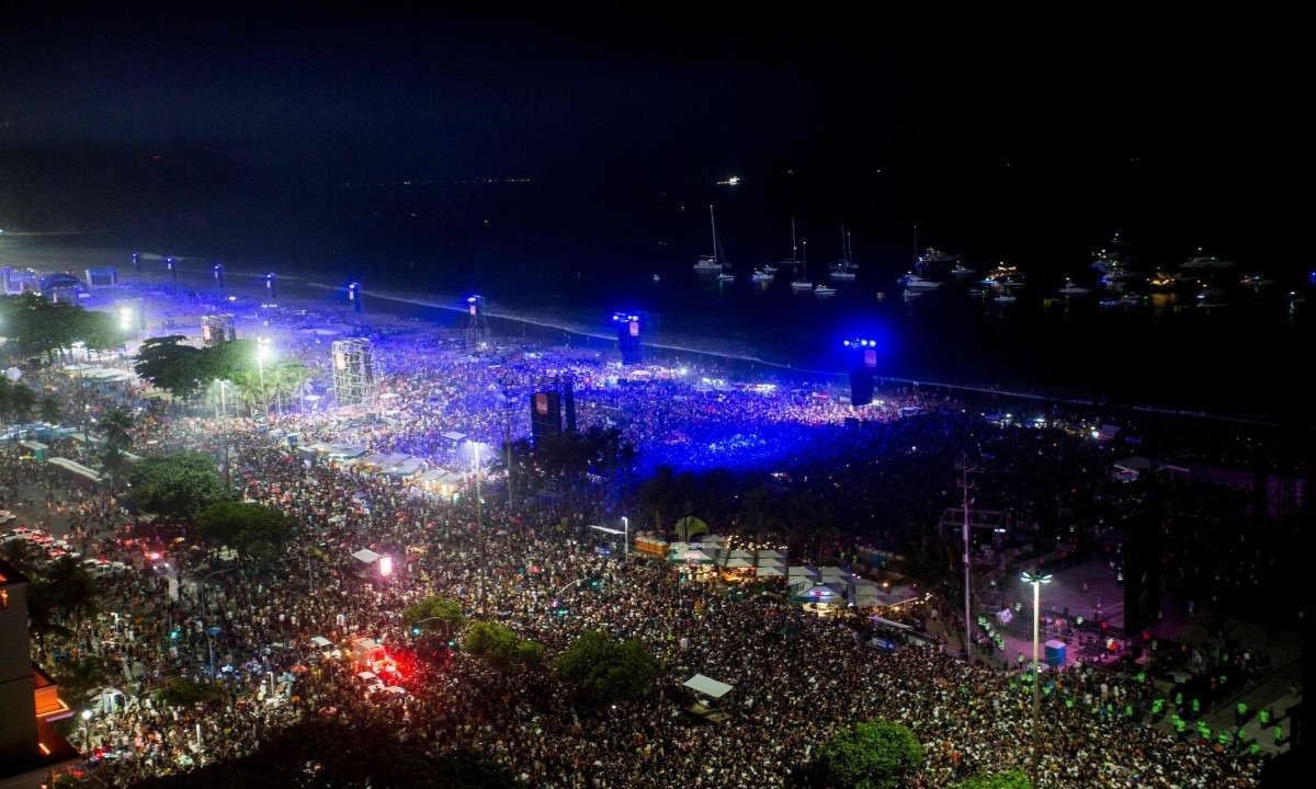 Imagem aérea da Praia de Copacabana horas antes do show de encerramento da 