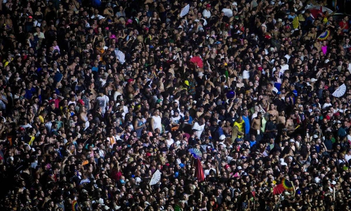 Fãs lotam a Praia de Copacabana em busca de um lugar para assistir o show da Madonna, marcado para começar às 22h -  (crédito: Daniel Ramalho/AFP)