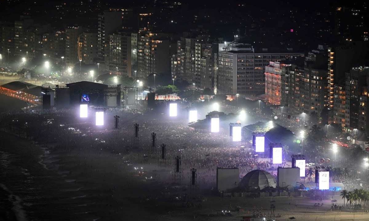 Fãs lotaram a Praia de Copacabana para assistir ao show da Madonna -  (crédito: Mauro Pimentel/AFP)