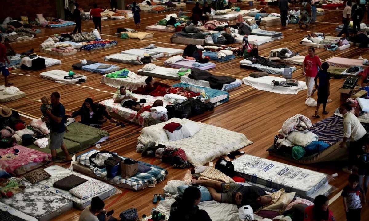 O centro de Porto Alegre chegou a ser evacuado devido à subida rápida das águas. A cidade enfrente inundações recorde -  (crédito: Anselmo Cunha/AFP)