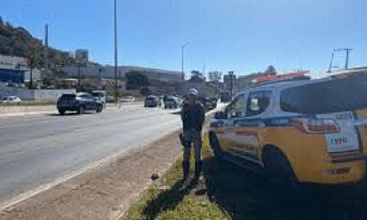 Polícia Militar Rodoviária faz a sinalização de alerta para motoristas no Anel -  (crédito: PMRv)