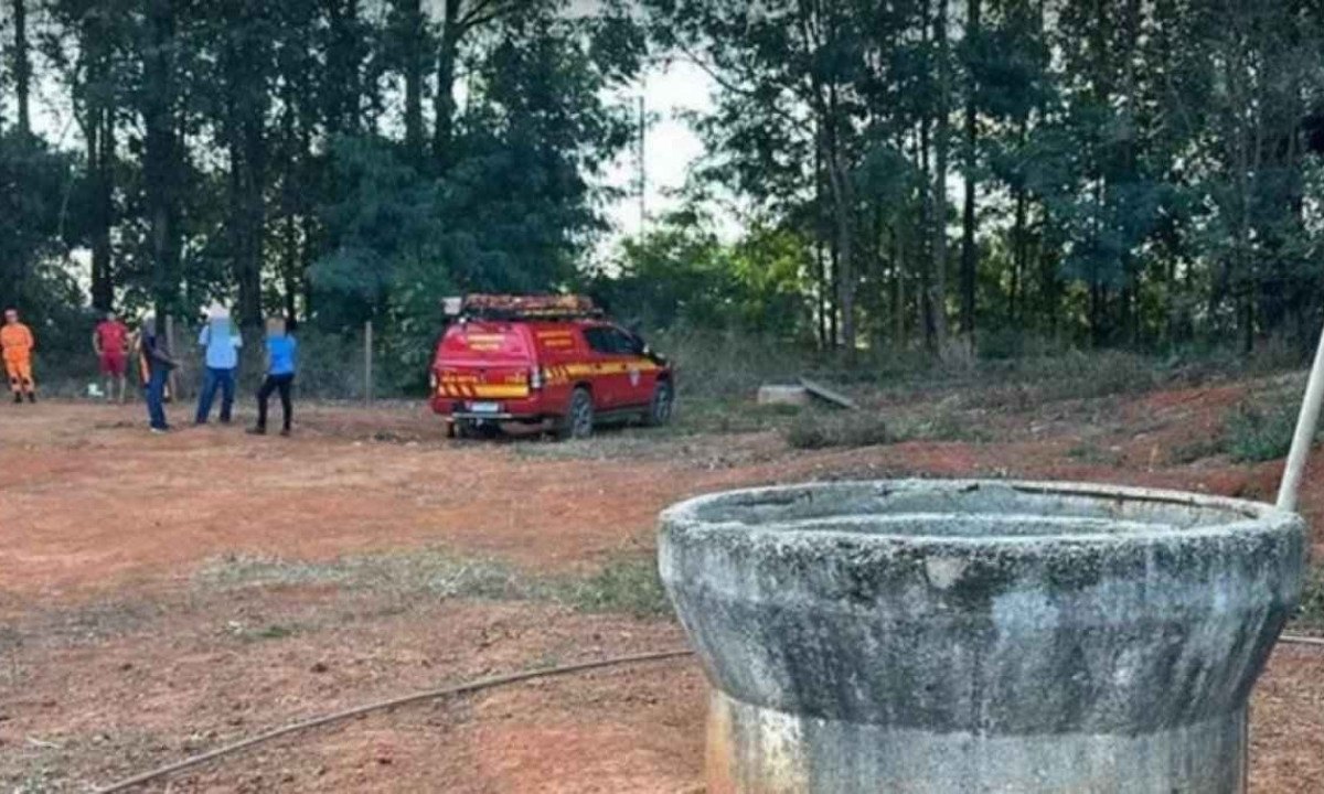 Fossa da fazenda São João tem oito metros de profundidade -  (crédito: CBMMG)