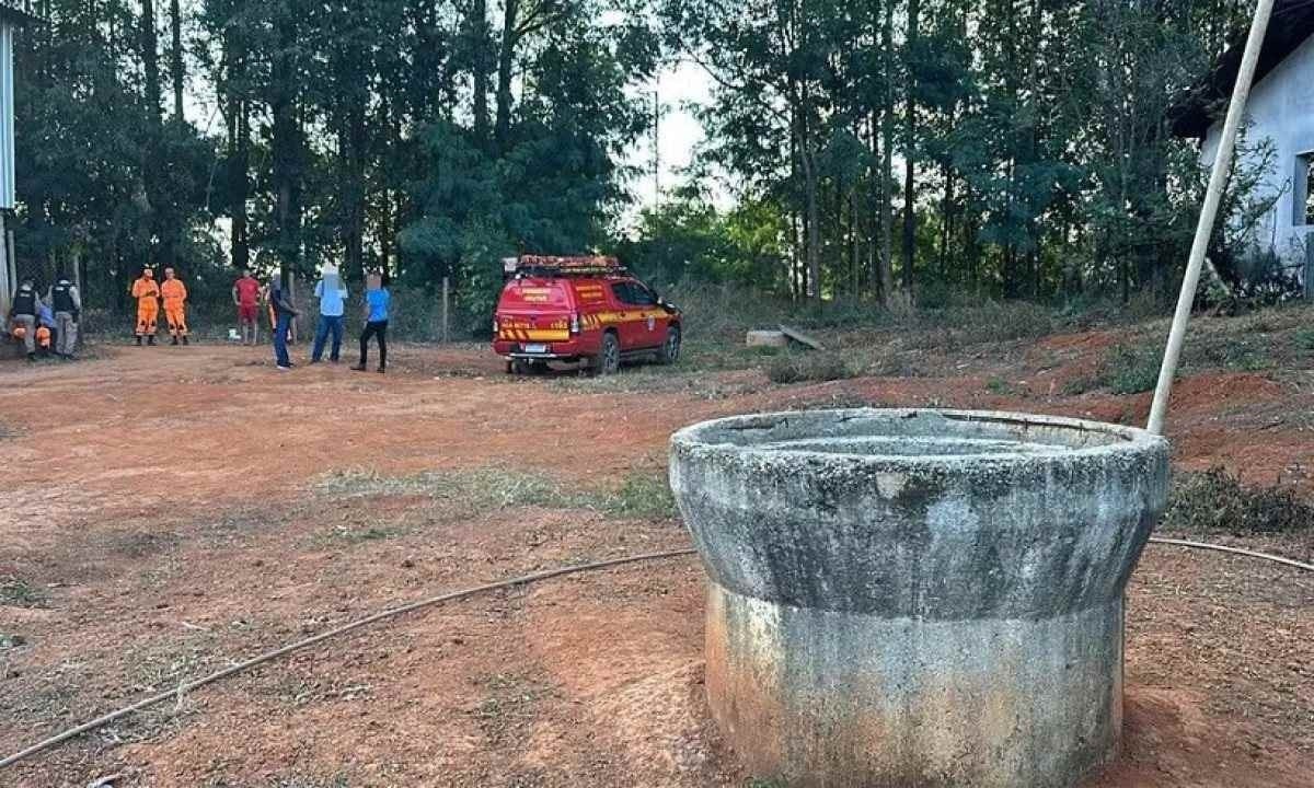 Fossa da fazenda São João tem oito metros de profundidade -  (crédito: CBMMG)