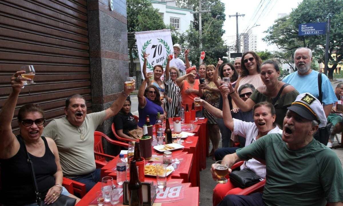 Grupo de amigos gosta de pôr a conversa em dia no Barbazul, em Belo Horizonte -  (crédito: Jair Amaral/EM/D.A Press)