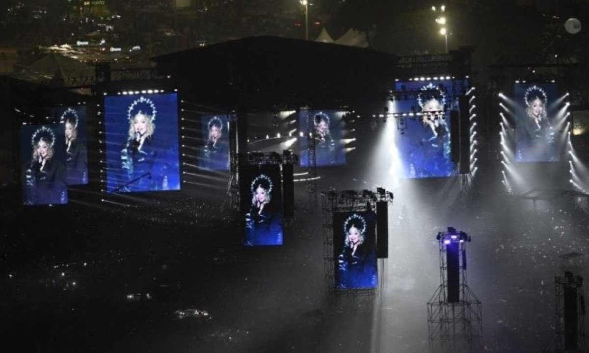  Madonna durante o show na praia de Copacabana neste s&aacute;bado (4) -  (crédito: MAURO PIMENTEL / AFP)