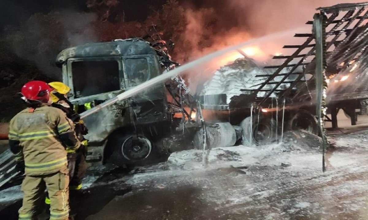 Carreta foi totalmente consumida pelo fogo -  (crédito: CBMMG)