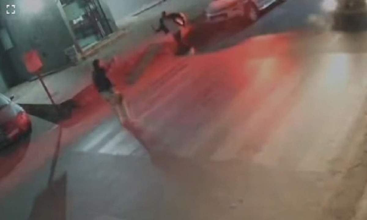 Vídeo mostra momento em que homem avança, com facão na mão, contra policial rodoviário federal -  (crédito: PRF)