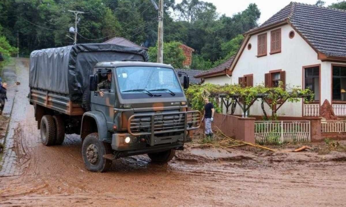 Chuvas em Porto Alegre tem trabalho de limpeza e ajuda do Exercito -  (crédito: Gustavo Mansur/Palácio Piratini)