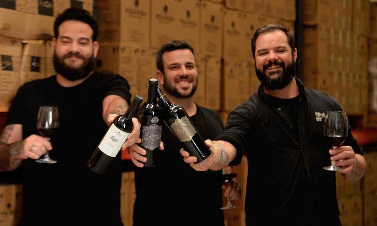 Vinicius Guimaraes, Andre Tupynamba e  Rafael Melo Lima – ceo da zuur corp –  são sócios que investem em vinhos do Uruguai -  (crédito: Tulio Santos/EM/D.A.Press)