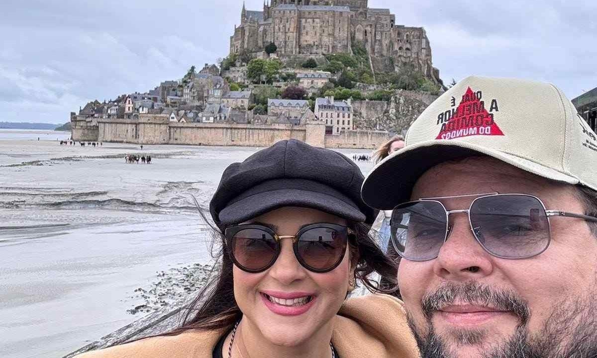 Chef de cozinha Juliana e empreendedor Fred Rocha em Monte Saint Michel, na França -  (crédito: Arquivo pessoal/Fred Rocha)
