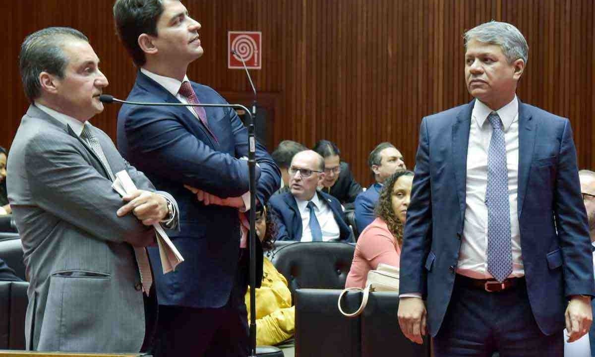 O líder do governo, João Magalhães (E), afirma que o RRF impede reposição maior - (crédito: Willian Dias/ALMG) O líder do governo, João Magalhães (E), afirma que o RRF impede reposição maior - (crédito: Willian Dias/ALMG)
