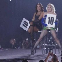 Madonna e Anitta fingem receber sexo oral em show no Rio - Reprodução/Rede Globo