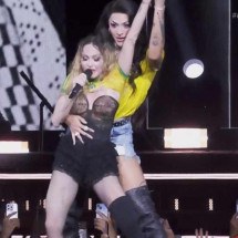 Madonna é carregada por Pabllo Vittar em show no Rio de Janeiro - Reprodução/Rede Globo