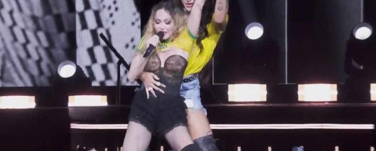 Madonna recebe Pabllo Vittar e bateria com crianças cariocas no palco em Rio
 -  (crédito: Reprodução/Rede Globo)