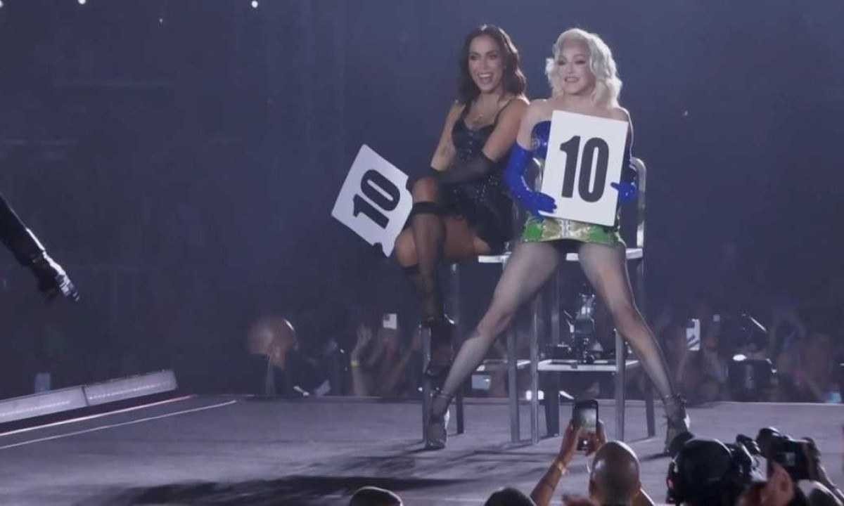 Madonna e Anitta fingem receber sexo oral em show no Rio