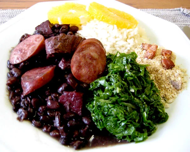 Uma feijoada pode incluir diversos salgados. Geralmente, lombo, carne seca, paio e pé de porco. Nutritiva, mas uma comida pesada, boa para ser consumida esporadicamente. A couve à mineira, bem fininha, é acompanhamento tradicional (rico em fibras, vitaminas e sais minerais). 