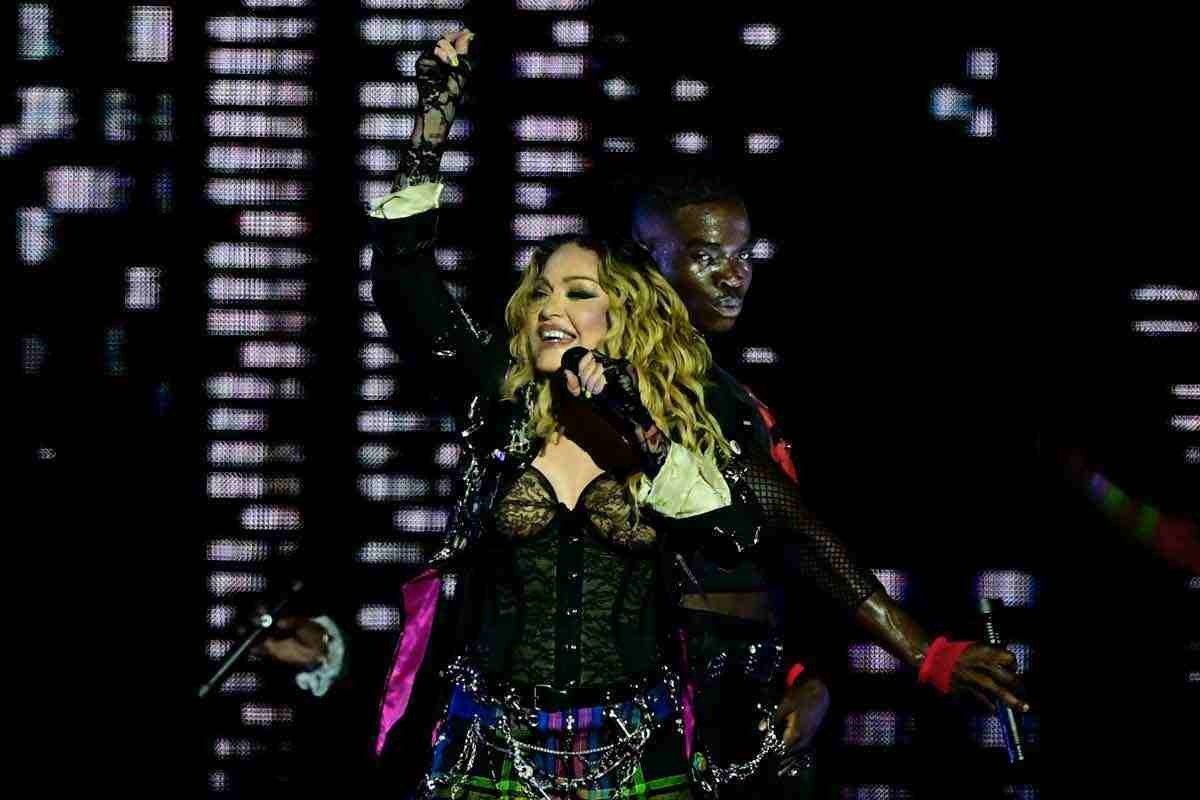 Com show exagerado, Madonna deixa público jogado aos seus pés