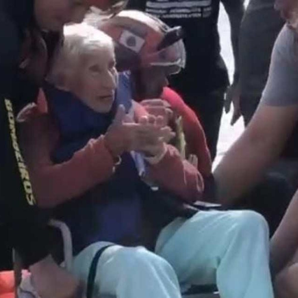 Bombeiros ajudam no salvamento de idosa em Canoas (RS); veja vídeo