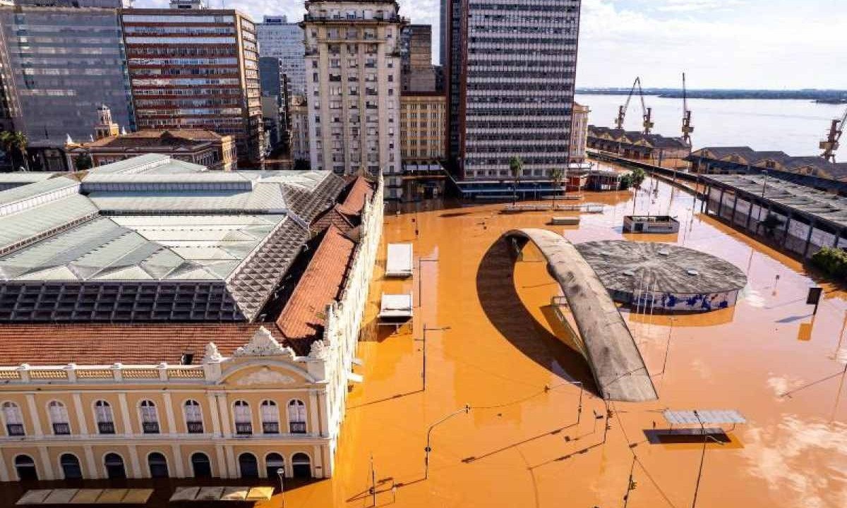 Cheia histórica do Rio Guaíba alagou boa parte de Porto Alegre, fechando o aeroporto e a rodoviária, inviabilizando a saída e chegada de pessoas à capital gaúcha -  (crédito: Gustavo Mansur/ Palácio Piratini)