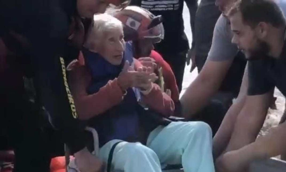 A mulher tem 96 anos e possui dificuldade de locomo&ccedil;&atilde;o. A equipe do CBMMG n&atilde;o sabe informar quanto tempo ela estava esperando atendimento -  (crédito: CBMMG / Divulga&ccedil;&atilde;o)