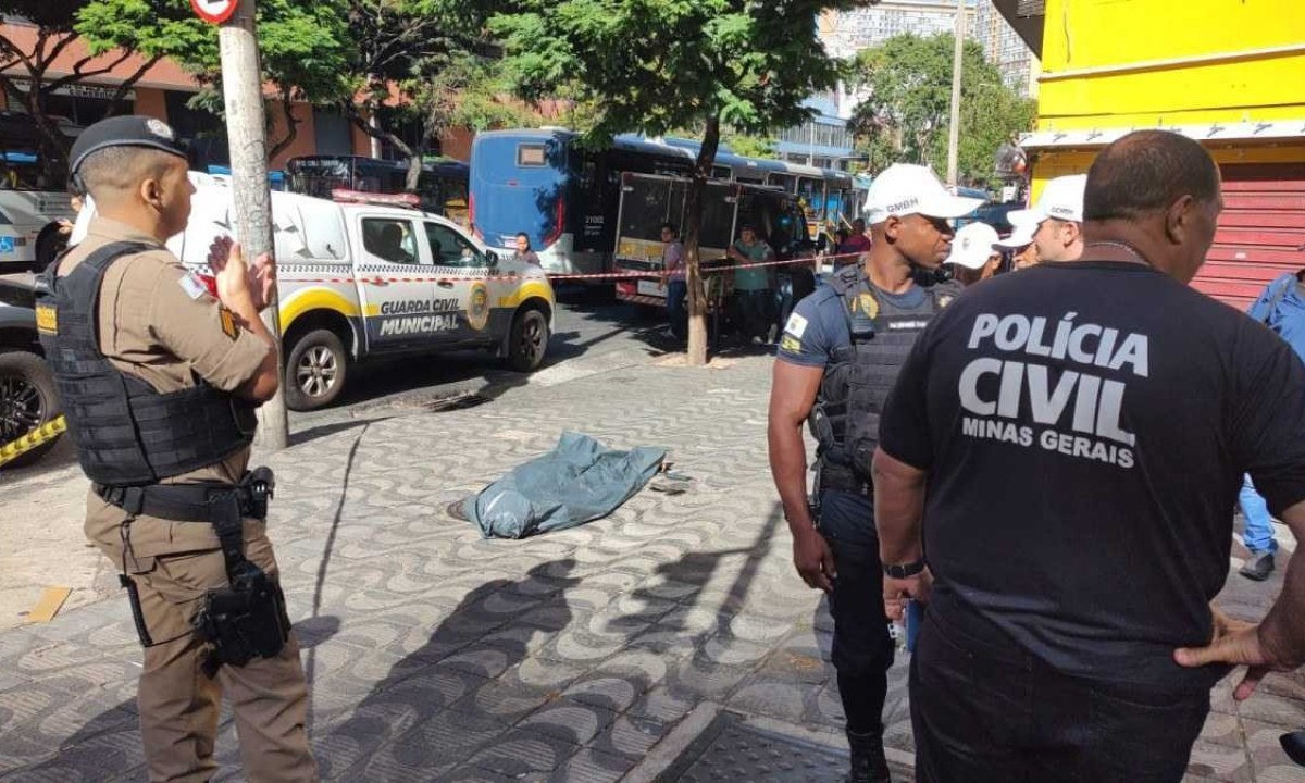 Polícia Militar e Polícia Civil estão na Avenida Amazonas, onde homem foi morto a facadas em briga de bar -  (crédito: Jair Amaral/EM/DA. Press)