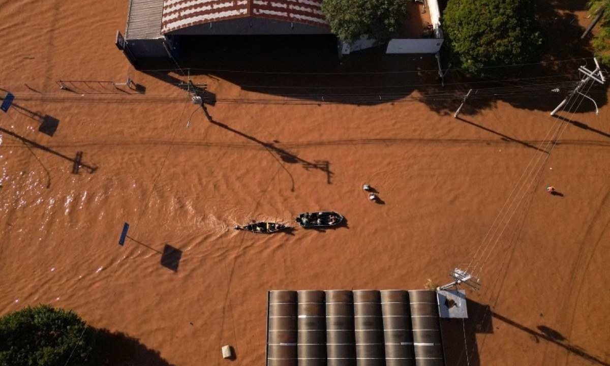 Eventos como acúmulo anormal de água em inundações são um terreno fértil para a transmissão da leptospirose -  (crédito: Florian Plaucheur/AFP)