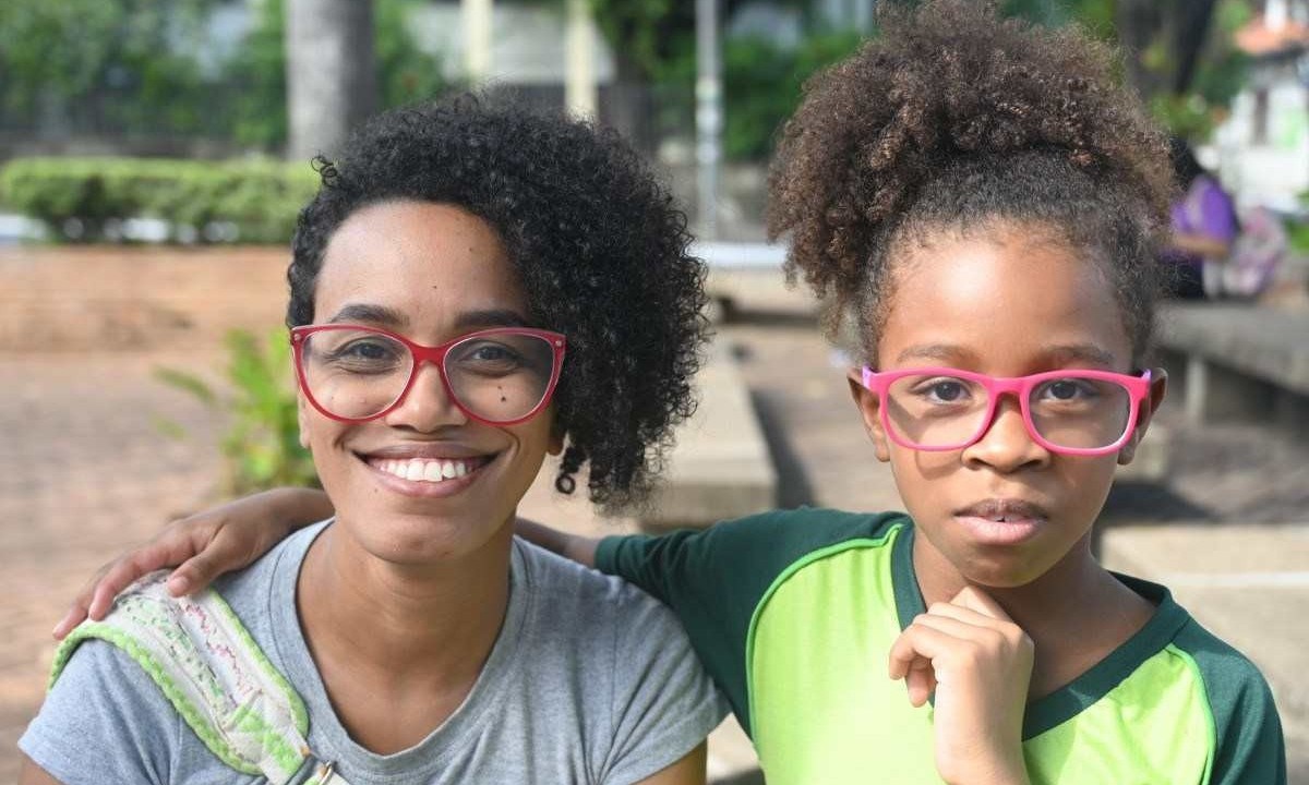 A trancista Gleici Meury, de 35, mãe de três filhos, enxerga vantagens e desvantagens em criar as crianças em Nova Lima. Na foto, Gleici e a filha, Elisa Na foto, Gleici Meury, 35, com a filha, Elisa