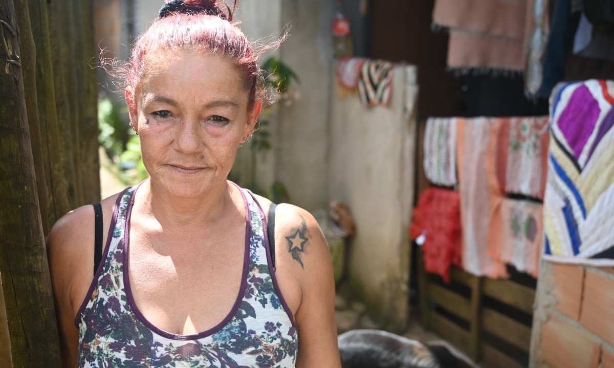 A moradora Cirlena Cupert Belonni, moradora do bairro Água Limpa, em Nova Lima, na Grande BH, espera que algum dia sua rua seja pavimentada A moradora Cirlena Cupert Belonni, moradora do bairro Água Limpa, em Nova Lima, na Grande BH