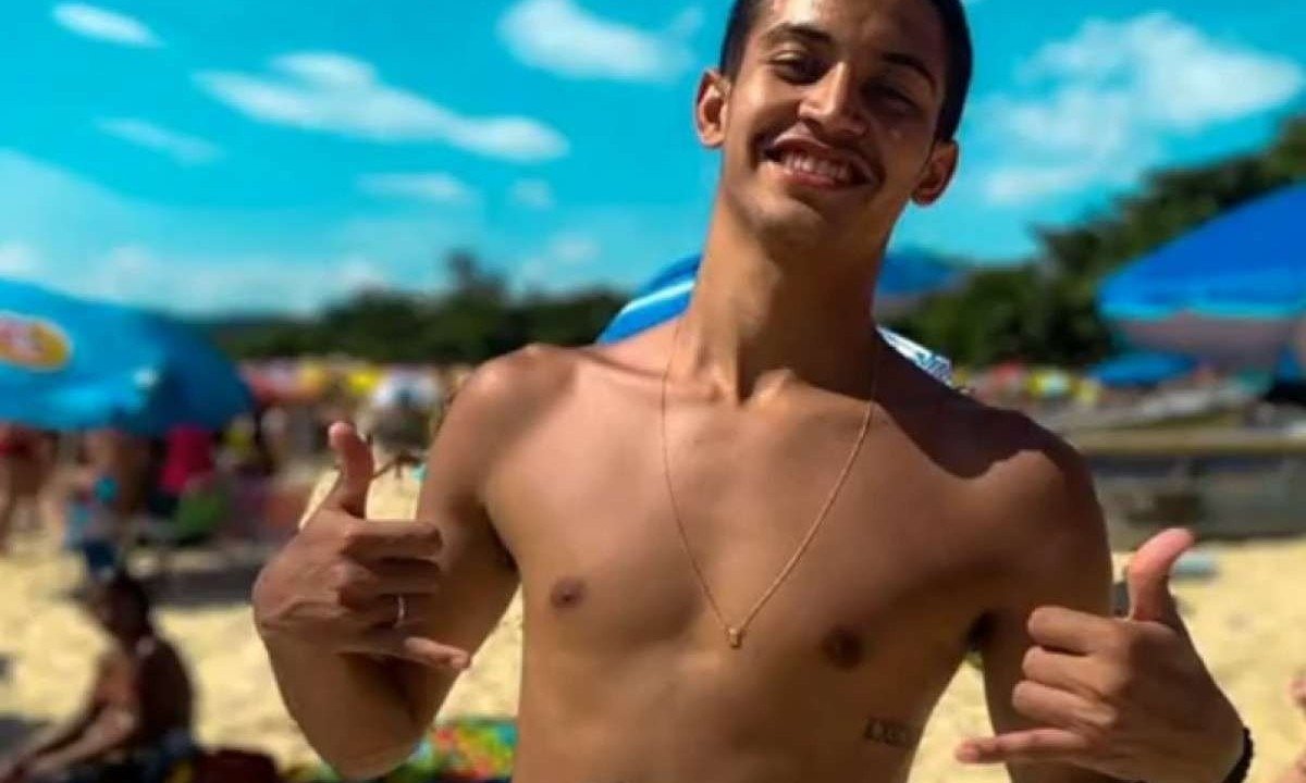 Luis Felipe Alves do Nascimento, de 27 anos, sorri e faz sinal de 'legal' em praia no Rio; jovem morreu depois de ser baleado em assalto -  (crédito: Arquivo pessoal)
