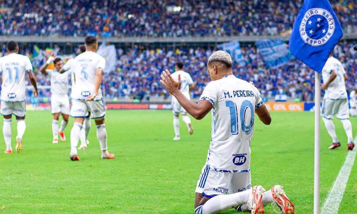 Meia-atacante Matheus Pereira comemora gol que marcou na vitória por 3 a 1 sobre o Vitória, no Mineirão, pela quarta rodada do Brasileiro -  (crédito: Staff images/Cruzeiro)