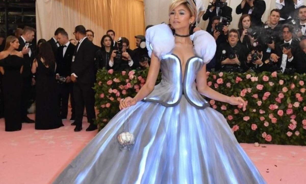 Zendaya na entrada do Met Gala de 2019. Na edição de 2024, a atriz será uma das anfitriãs do evento -  (crédito: ANGELA WEISS / AFP)