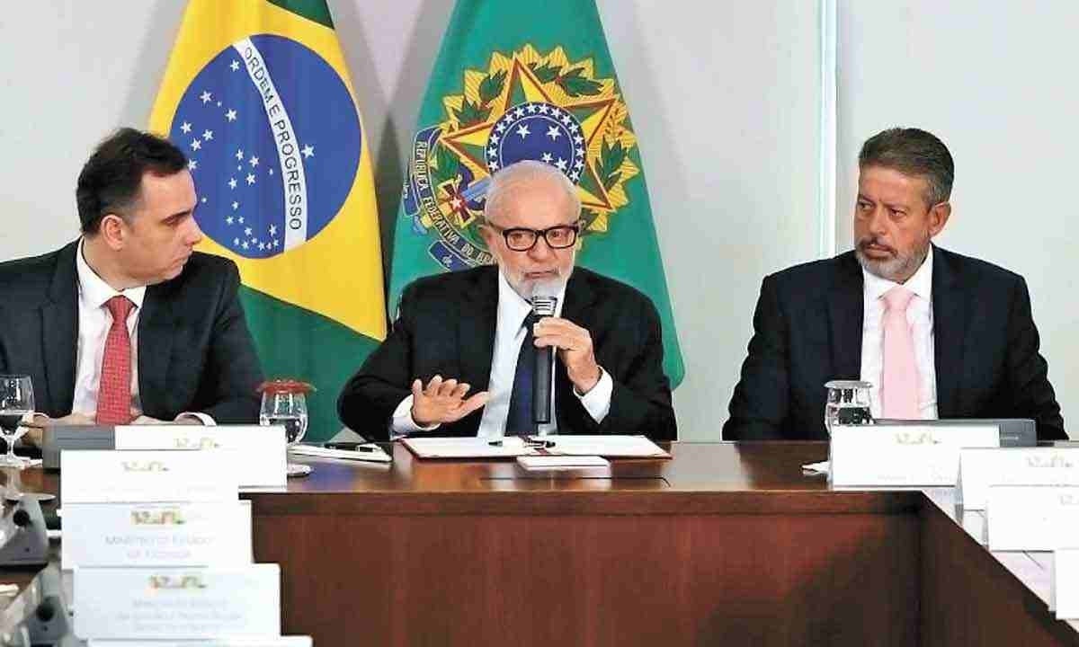 Lula, Rodrigo Pacheco e Arthur Lira anunciaram liberação de emendas e outras medidas emergenciais para socorrer o Rio Grande do Sul

 -  (crédito: VALTER CAMPANATO/AGÊNCIA BRASIL)