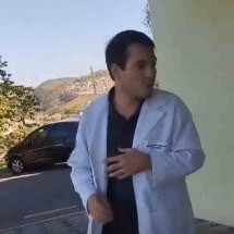 Vídeo: médico é suspeito de atender pacientes embriagado em Monte Sião - Redes Sociais/Reprodução
