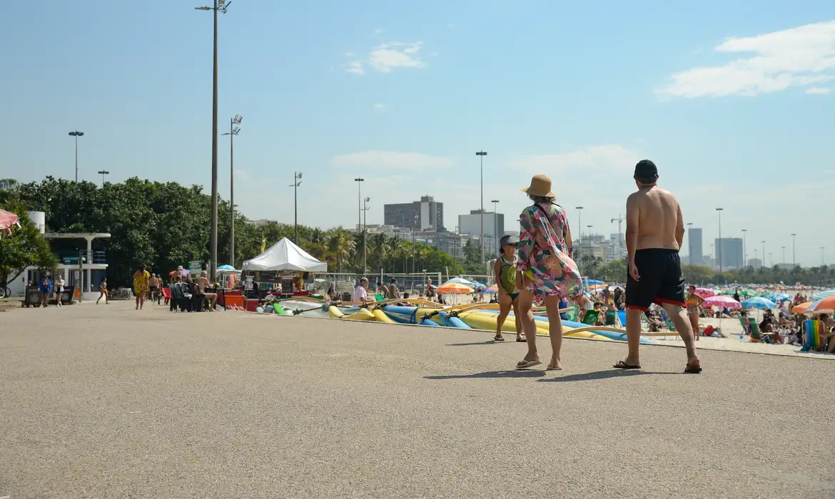 Rio e partes de SP, ES e MG terão onda de calor até quinta-feira -  (crédito: EBC)