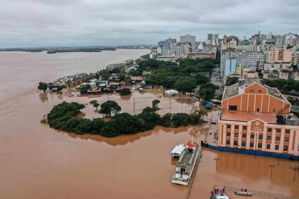 'De volta à lama': bombeiros de Minas Gerais resgatam vítimas no RS