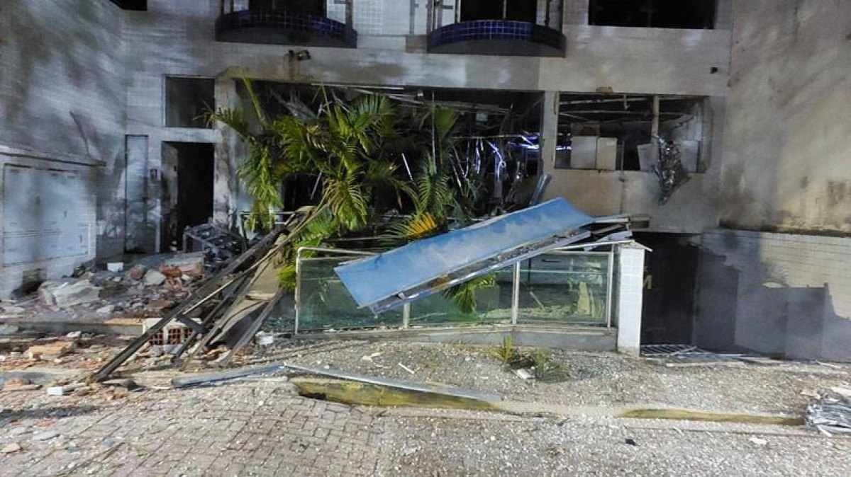 Criminosos explodem agência da Caixa e atiram na do Santander em Minas