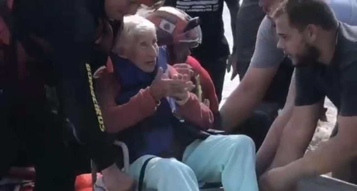 Bombeiros ajudam no salvamento de idosa em Canoas (RS); veja vídeo