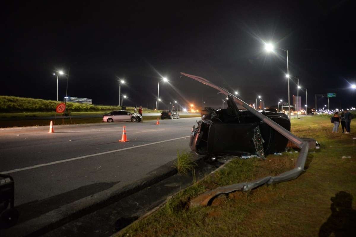 Carro com mãe e filho se envolve em acidente e derruba poste em Confins