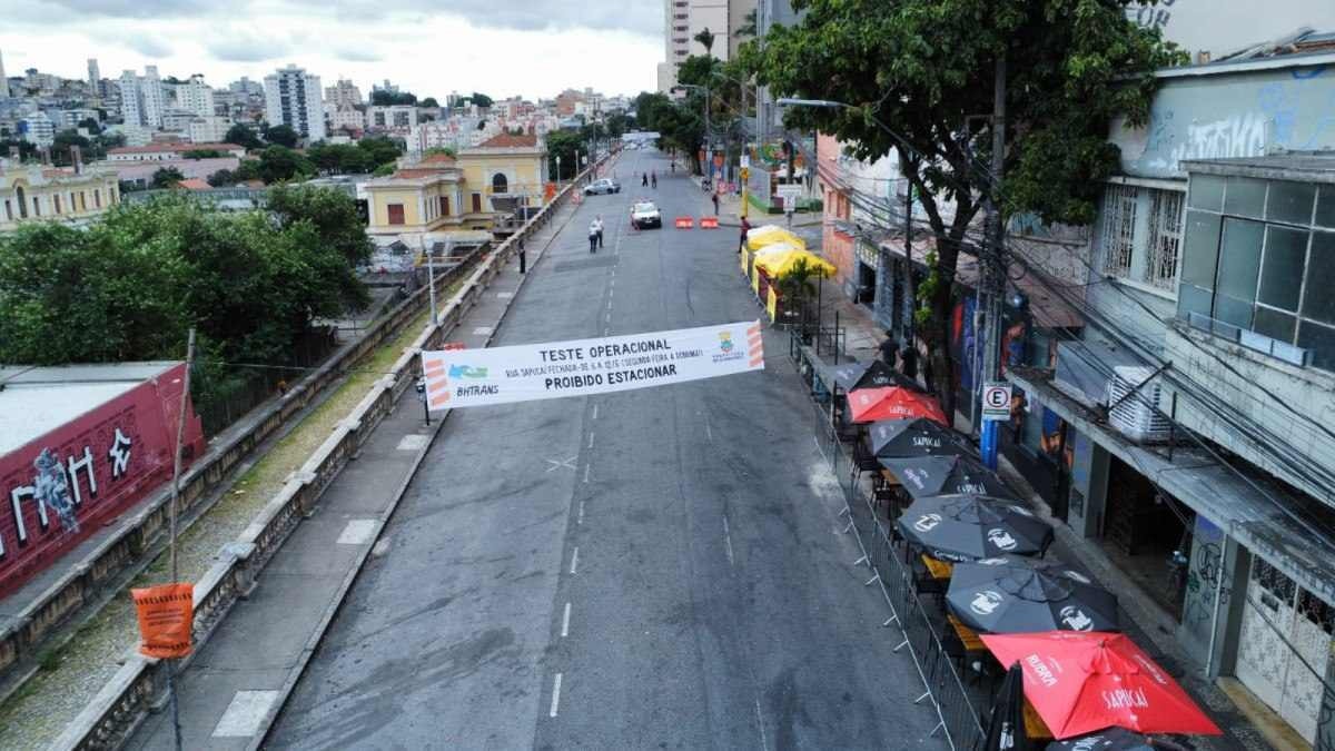 Primeiro dia de fechamento da Rua Sapucaí durante a semana divide opiniões