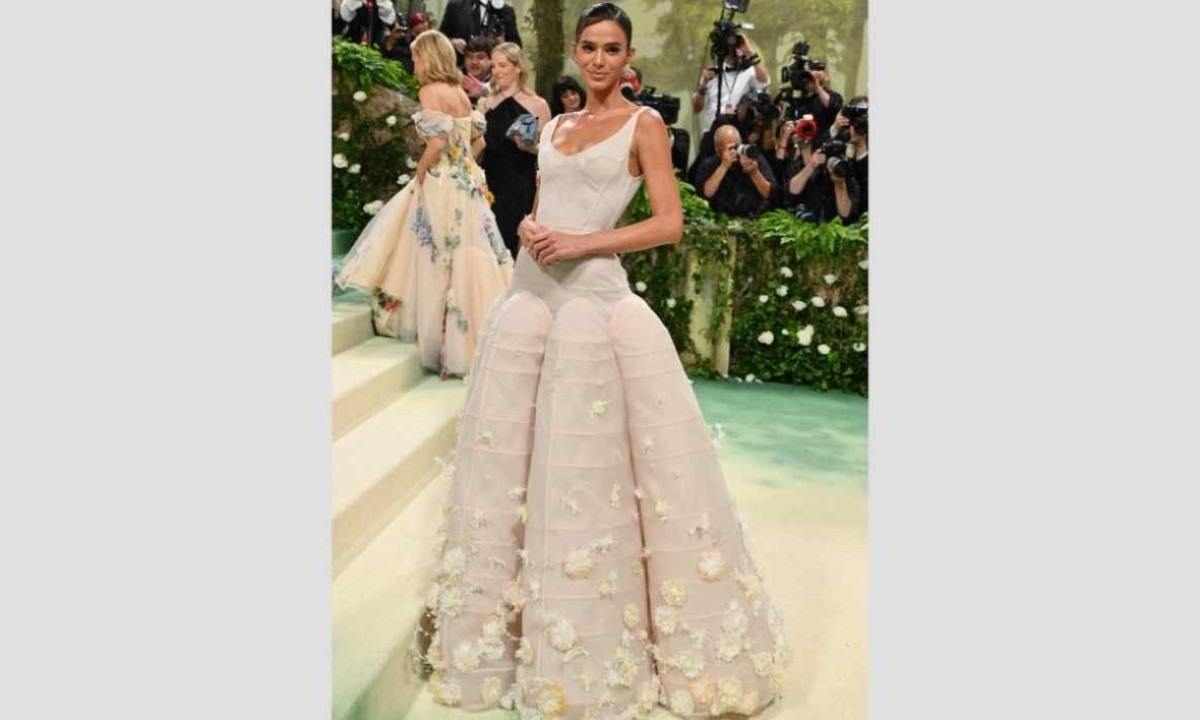 Bruna Marquezine desfilou com um vestido longo off-white da marca Tory Burch no Met Gala 2024 -  (crédito: Angela WEISS / AFP)