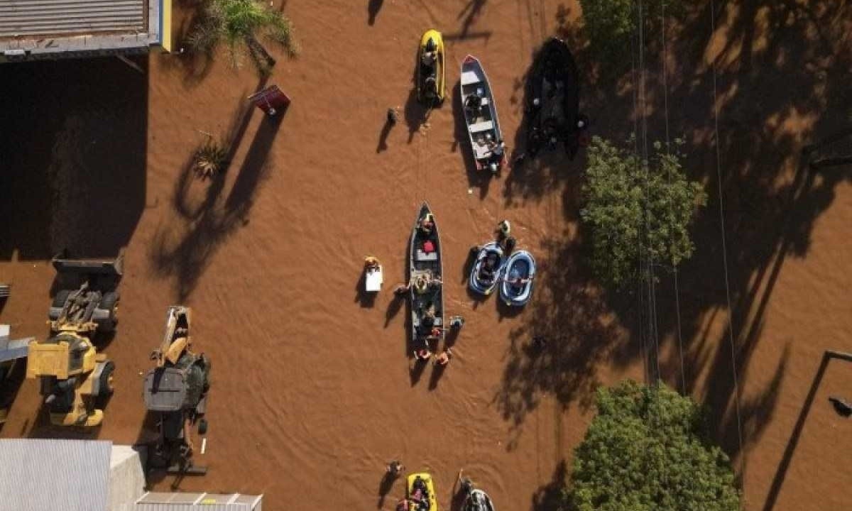 Vista aérea de ruas inundadas durante operações de resgate no Bairro São João, em Porto Alegre, em 6 de maio -  (crédito: FLORIAN PLAUCHEUR / AFP)