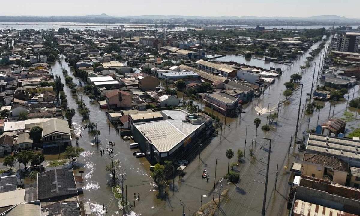 Vista aérea de ruas alagadas pelas enchentes em Porto Alegre (RS) -  (crédito: Carlos FABAL / AFP)