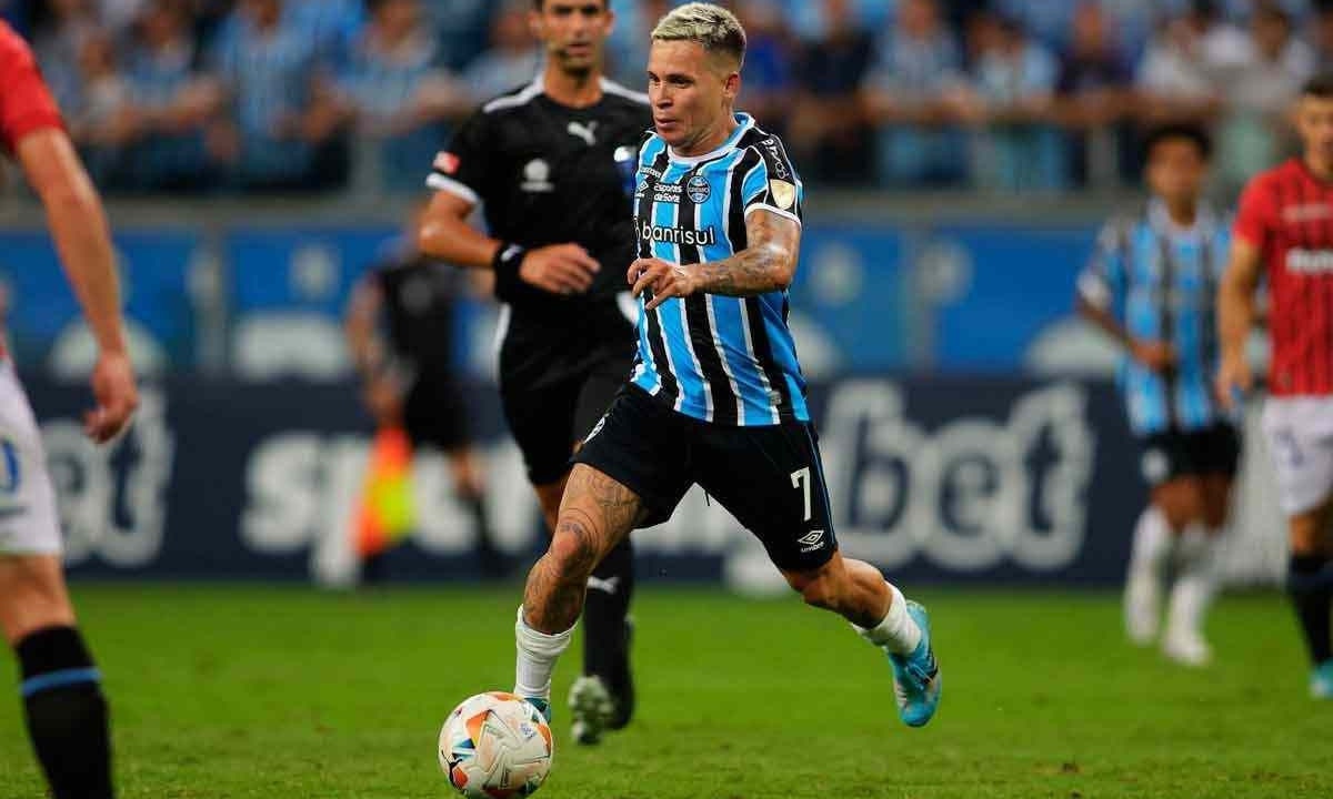 O Grêmio, do atacante Soteldo, teve seus jogos pelo Brasileiro adiados por 20 dias, bem como Inter e Juventude, devido à tragédia no Sul -  (crédito: SILVIO AVILA / AFP - 9/4/24)